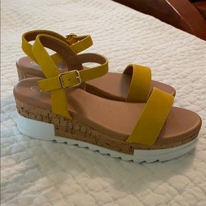 BRAND NEW Girls Lucky Top Wedge Sandal